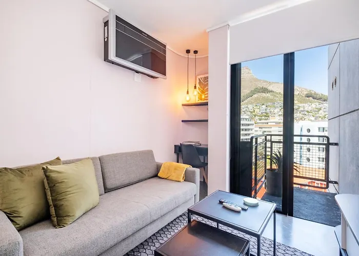 Flamingo 804 - Stylish Top Floor Sea Point Studio With Daily Housekeeping