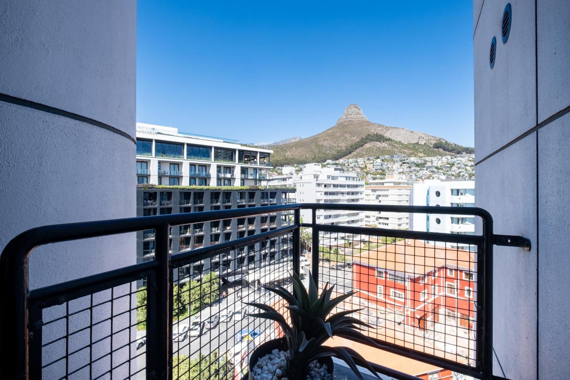 Flamingo 804 - Stylish Floor Sea Point With Daily Housekeeping Apartment Cape Town